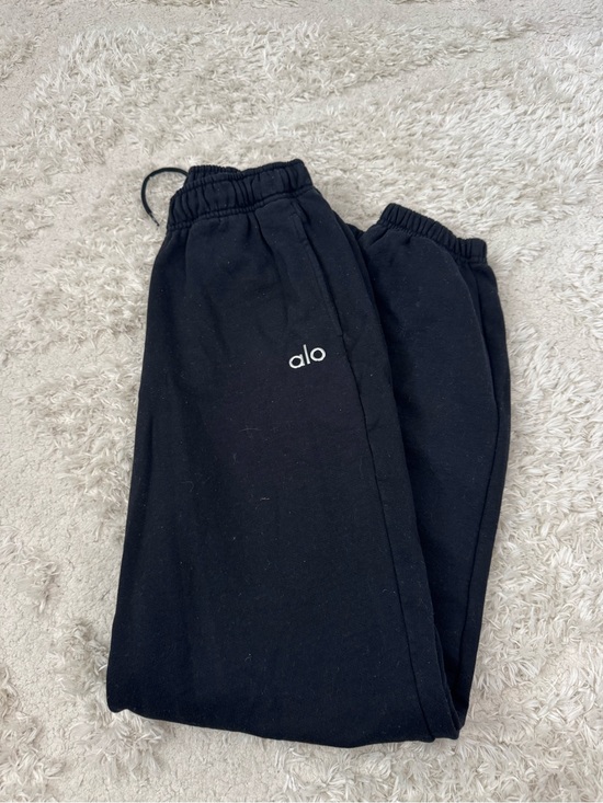 ALO Yoga Pants - ALO Yoga Black cuffed sweatpants